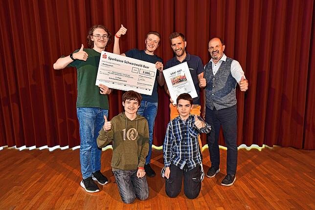 OHG Furtwangen mit Realschule freut sich samt Bürgermeister Josef Herdner (rechts) über 3000 Euro.