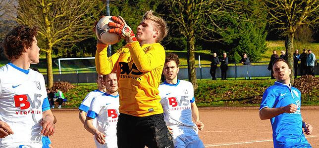Fangsicher: Im Frühjahr 2014 entstand dieses Foto von Torwart Kevin Simanowski beim Bezirksliga-Spiel des FC Erzingen gegen den SV Weil II.