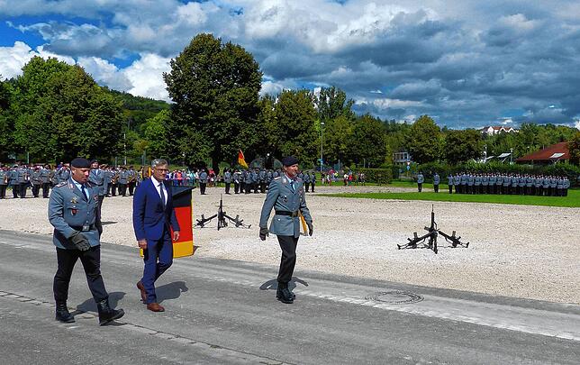 Kommandeur Oberstleutnant Kevin Freudenberger, links, schreitet mit Bürgermeister Marcus Ehm und dem stellvertretenden Brigadekommandeur ...