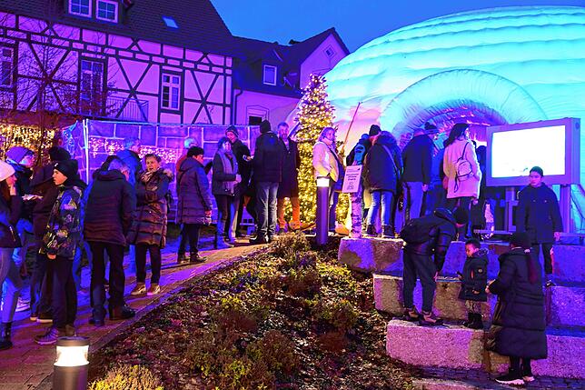 Vor dem VR-Dome, einem großen, aufblasbaren Zelt in Eis-Iglu-Optik, stehen die Besucher Schlange, um die virtuelle Schlittenfahrt zu ...