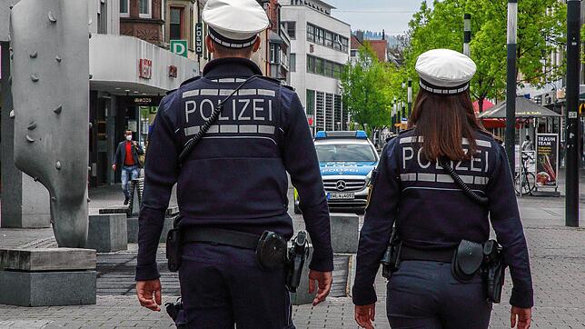 Beamte der Singener Polizei &ndash; hier ein Symbolbild &ndash; mussten kürzlich einen Mann im psychischen Ausnahmezustand verfolgen.