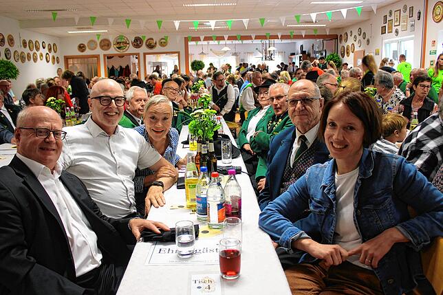 Wolf-Dieter Karle, Rainer Stolz, Ursina Vaterlaus (links am Tisch) sowie Klaus Bautz und Susen Katter (rechts) zollen dem Engagement des ...