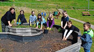Bei schönem Wetter bereitet Projektleiterin Regina Müller, auch stellvertretende Fördervereins-Vorsitzende, mit den Kindern den ...