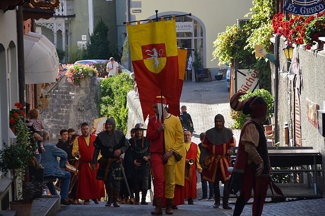 Einmarsch der Cavalieri di Santa Fina aus der italienischen Partnerstadt SanGimignano.