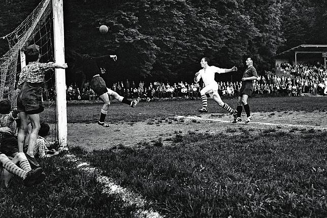 Derby am Langenstein: Eine Spielszene vom Spiel zwischen dem FC Tiengen 08 gegen den VfB Waldshut aus dem Jahr 1958 im alten ...
