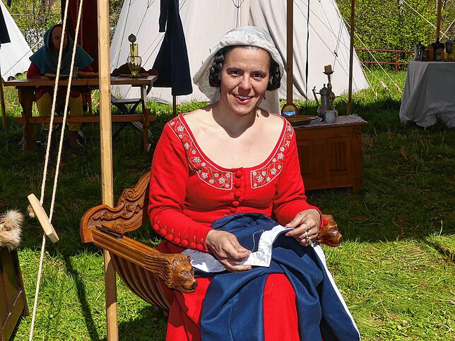 Svantje Gustavs, Gewandschneiderin aus Brandenburg, fertigt stilechte Gewänder.