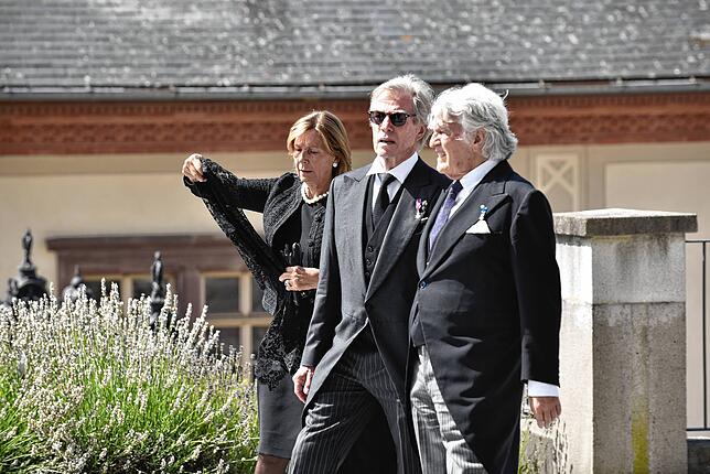 Bild 18: Abschied von Heinrich Fürst zu Fürstenberg: Besucher auf dem Weg in die Donaueschinger Stadtkirche