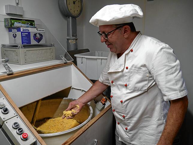 Armin Brütsch kontrolliert den Nudelteig.