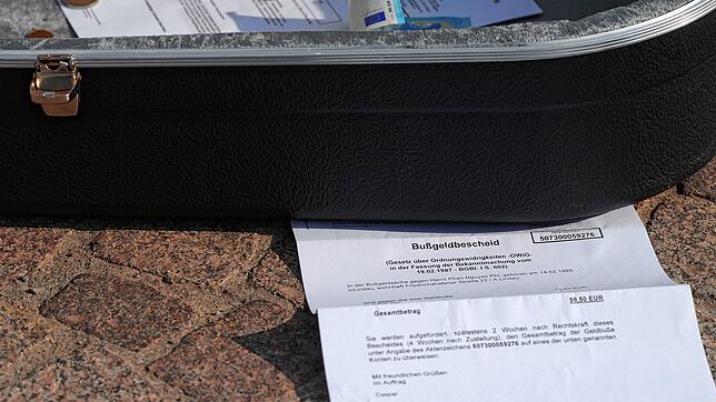 Maximale Transparenz: Für Neugierige hat Phan Nguyen Phi den Bußgeldbescheid der Stadt Friedrichshafen öffentlich ausgelegt.