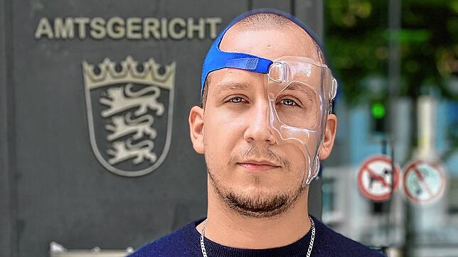Robin Schellinger steht vor dem Konstanzer Amtsgericht. Mit dem Urteil, das das Amtsgericht nach dem Säure-Angriff fällte, ist er nicht ...