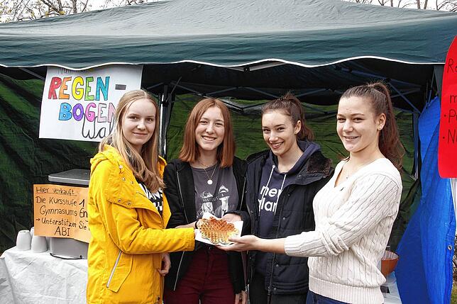 Auch soziale Aktionen finden Platz – wie hier der Stand von Lea Frömter, Carlotta Binder, Amelie Keller und Johanna Martin (von ...