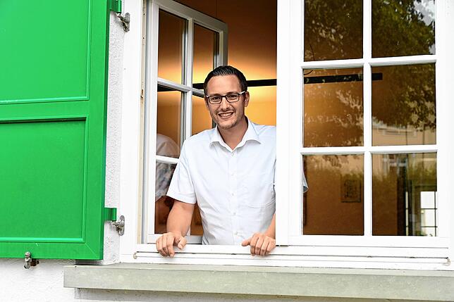Das Büro von Bürgermeister Florian Zindeler hat direkt neben dem Rathauseingang ein Fenster. Wenn das Rathaus zu ist, klopft es immer ...