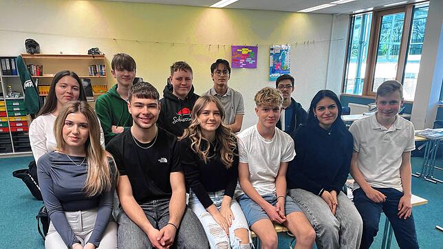 Die Schüler der 10. Klasse der Werkrealschule in Lauchringen haben schon einen Asubildungsplatz in der Tasche (hinten von links): Eronda ...