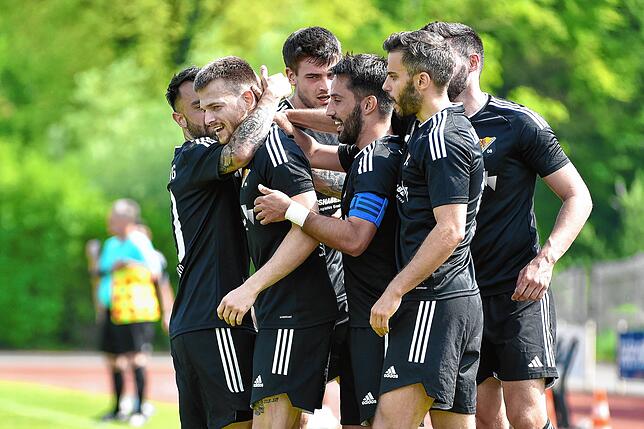Torjubel: Gleich fünfmal durfte sich der SV 08 Laufenburg über einen Treffer im Derby beim FC Tiengen 08 freuen.