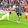 Der Anfang der Villinger Glückseligkeit: Marcel Sökler trifft zum 1:0 für die Null-Achter, die den Tabellenzweiten Kickers Offenbach 3:2 ...