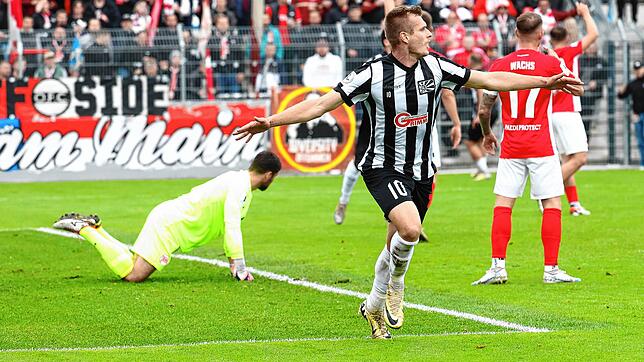 Der Anfang der Villinger Glückseligkeit: Marcel Sökler trifft zum 1:0 für die Null-Achter, die den Tabellenzweiten Kickers Offenbach 3:2 ...