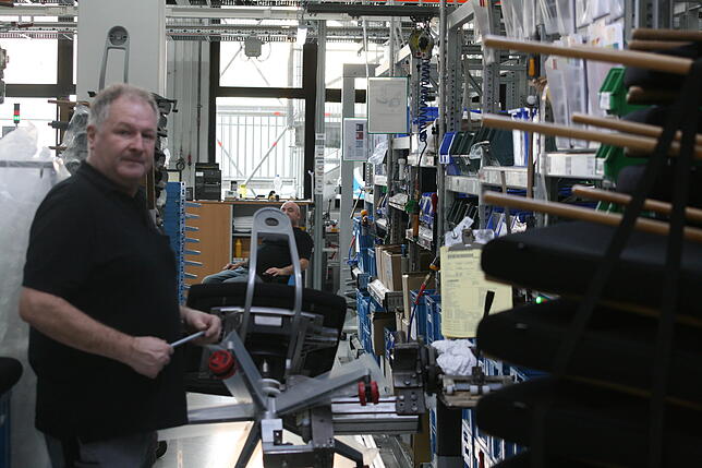 Anton Schuller liefert für jeden Sedus-Stuhl echte Handarbeit: Der Monteur arbeitet seit 35 Jahren beim Unternehmen. Bild: Julian Kares