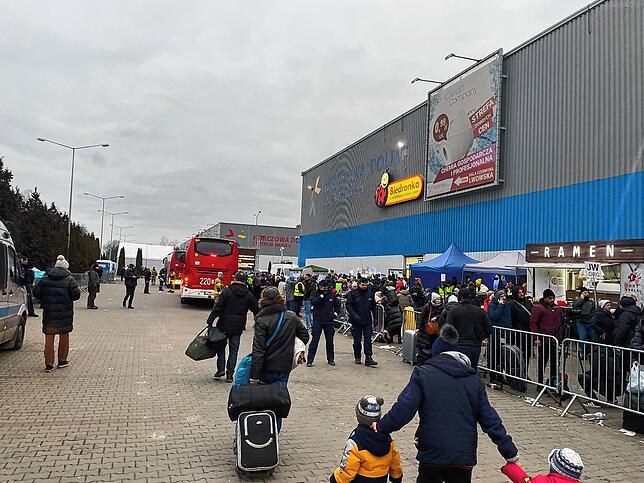 Am Sammelpunkt für Flüchtlinge in Polen haben die Helfer aus dem Schwarzwald rund 90 Menschen mitgenommen.
