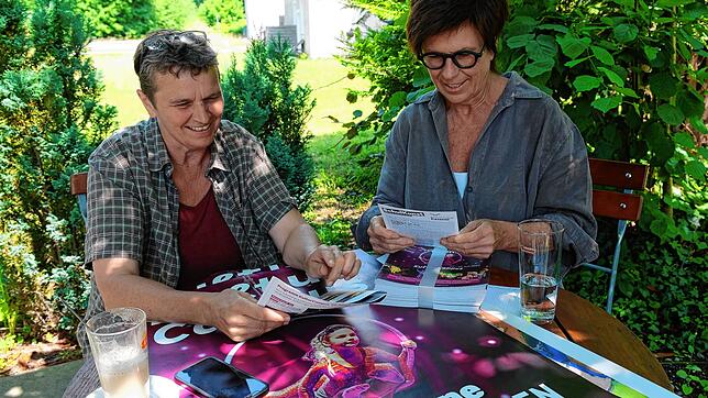 Andrea Sprenger (links) und Brigitte Meßmer haben den Kulturcampus organisiert.