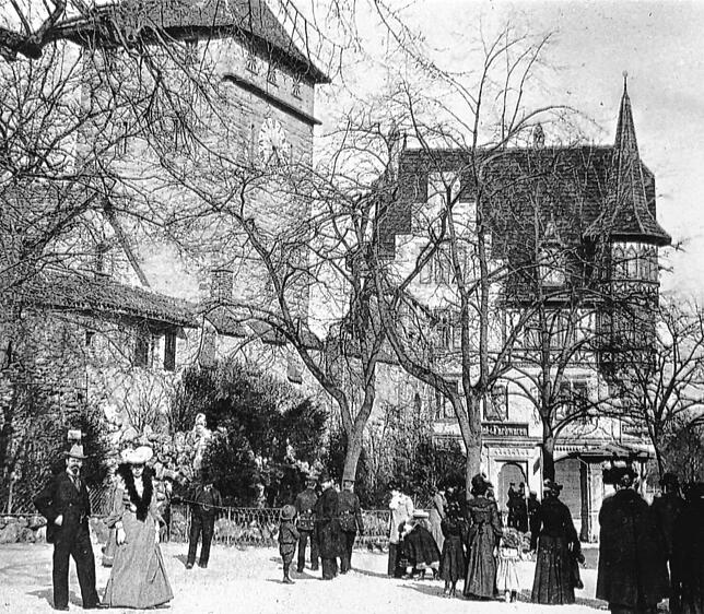 Hier ein Bild aus dem Jahr 1901 mit Anna und Carl-Friedrich Heimlich (links im Bild), die das Haus Lohengrin (rechts) erbauen ließen.