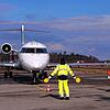Ein Flugzeug wird am Bodensee-Airport Friedrichshafen eingewiesen.