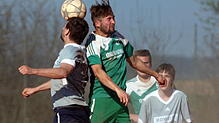 Augen zu und durch. Der Tennenbronner Philipp Haas und der Brigachtaler Marco Waidele beim Kopfballduell. Das Bezirksliga-Spiel zwischen ...