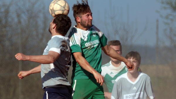 Augen zu und durch. Der Tennenbronner Philipp Haas und der Brigachtaler Marco Waidele beim Kopfballduell. Das Bezirksliga-Spiel zwischen ...