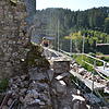 Derzeit wird die Mauerkrone der hohen vorderen Umfassungsmauer der Roggenbacher Schlösser bei Bonndorf saniert. Die hintere Burgmauer ...