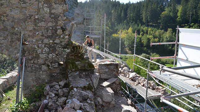 Derzeit wird die Mauerkrone der hohen vorderen Umfassungsmauer der Roggenbacher Schlösser bei Bonndorf saniert. Die hintere Burgmauer ...
