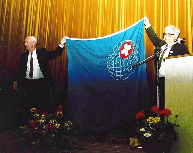 Professor Walther Hofer (links) von Auslandsschweizer Kommission überreicht dem damaligen Vorsitzenden des Schweizer-Vereins Helvetia, ...