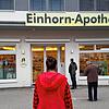 Kunden warten in Blumberg vor der Einhorn-Apotheke.