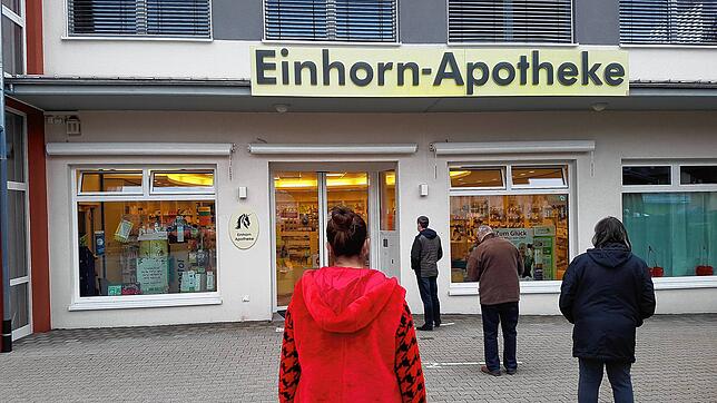 Kunden warten in Blumberg vor der Einhorn-Apotheke.