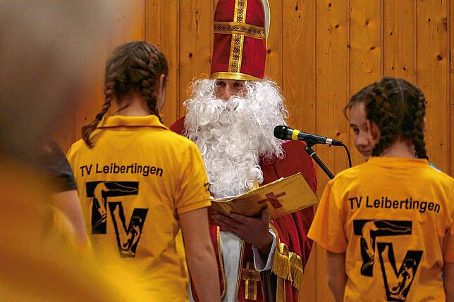 Allen bescheinigte der Nikolaus höchste turnersiche Leistungen, tadelte aber Geschwätzigkeit und Unaufmerksamkeit.