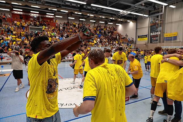 Bild 1: HSG Konstanz feiert den Aufstieg in die 2. Handball-Bundesliga. Bilder vom Spiel gegen Hildesheim