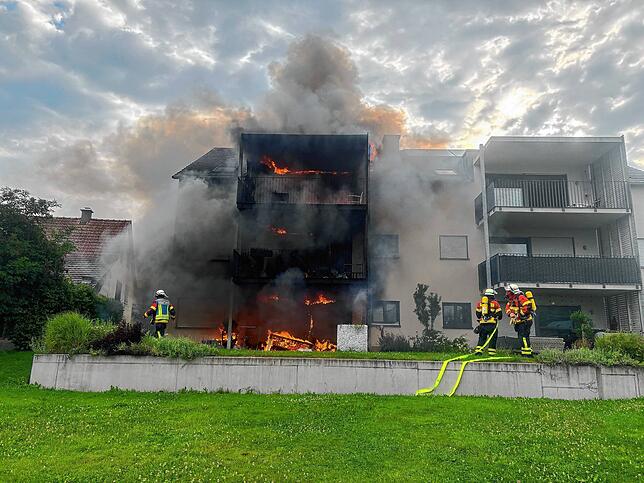 Als die Feuerwehrleute am Sonntagmorgen eintrafen, stand die Fassade an der Rückseite des Gebäudes bereits in Vollbrand.