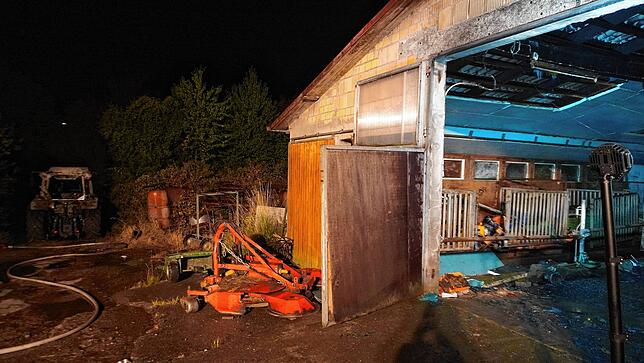 Der in Brand geratene Traktor (links im Foto) konnte von der Feuerwehr rasch gelöscht werden, ist jedoch ein Totalschaden. Ein ...