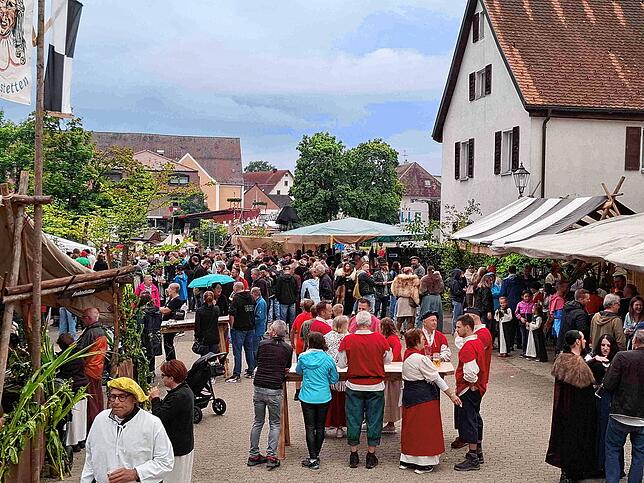 Bild 13: Tausende Besucher tauchten beim siebten "Stettener Spectaculum", 25.-27. Juli, ins Mittelalter ein