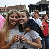 Sie haben sich von der super Stimmung anstecken lassen: Olivia Erbguth (links) und Kathi Landolt stehen total auf Brassmusik und die ...