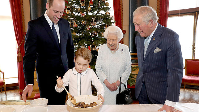 Wenigstens Urenkel George zaubert seiner Oma, Queen Elizabeth II., ein Lächeln ins Gesicht. Der Prinz bereitet mit Vater William (links) ...