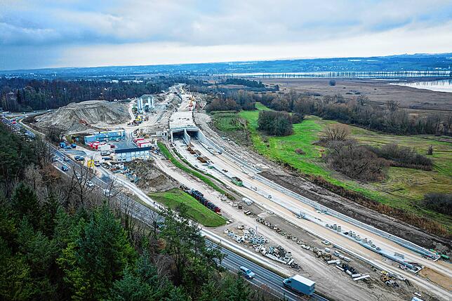 Der Rohbau des B33-Tunnels beim Reichenauer Ortsteil Waldsiedlung steht Mitte Dezember bereits.