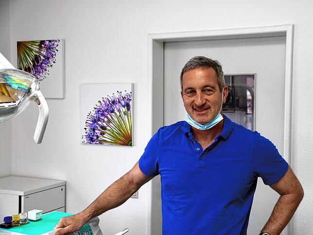 Zahnarzt Béla Zizmann in der Praxis.