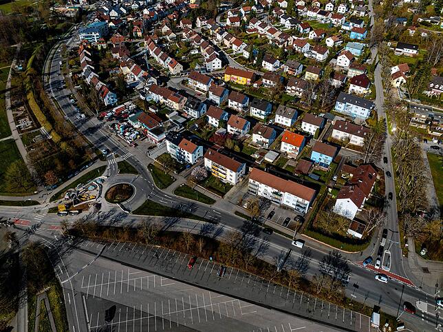 Der Kreisel in die Salinenstraße ist teilweise gesperrt. Stadtauswärts werden die Fahrzeuge über das Wohngebiet Frühlingshalde geleitet.