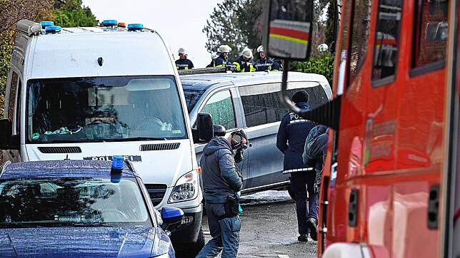 Die Polizei durchsucht das Gebäude am Panoramaweg in Unterkirnach am Tag nach dem Großeinsatz.