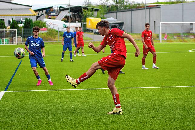 Bild 6: SV Jestetten müht sich zum 2:1-Sieg gegen den SC Lauchringen – und wir haben Bilder!