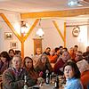 Bürgermeister Frank Harsch bei der Einwohnerversammlung in Zimmerholz. In den Farrenstall kamen an diesem Abend knapp 80 Zuhörer.