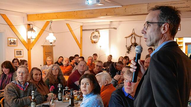 Bürgermeister Frank Harsch bei der Einwohnerversammlung in Zimmerholz. In den Farrenstall kamen an diesem Abend knapp 80 Zuhörer.