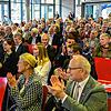 150 Festgäste applaudieren beim Festakt zum 125-jährigen Bestehen der Feintechnikschule.