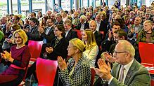 150 Festgäste applaudieren beim Festakt zum 125-jährigen Bestehen der Feintechnikschule.