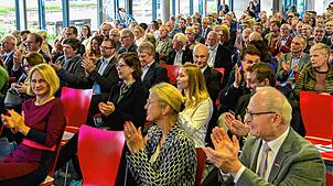 150 Festgäste applaudieren beim Festakt zum 125-jährigen Bestehen der Feintechnikschule.