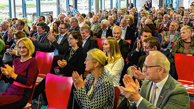 150 Festgäste applaudieren beim Festakt zum 125-jährigen Bestehen der Feintechnikschule.
